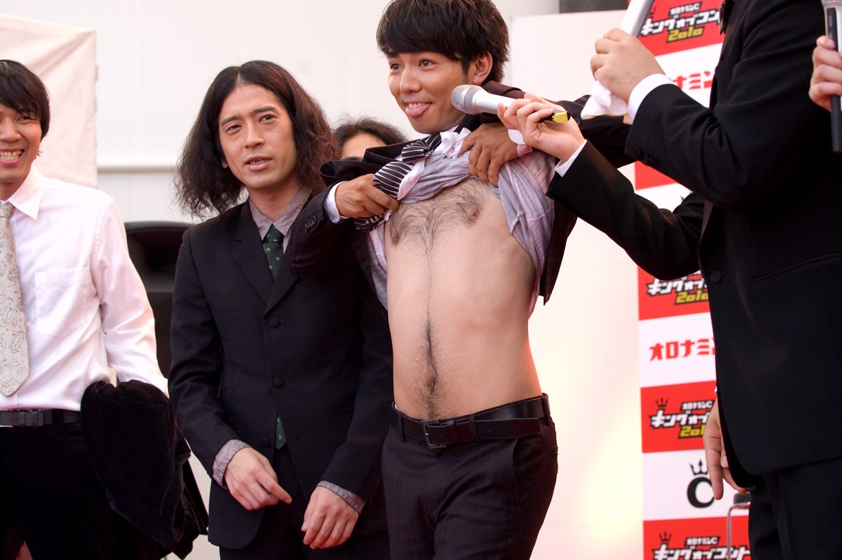 キングオブコメディ今野の毛深さの話題から司会のあべこうじに振られたピース綾部。「僕は最近胸毛を剃ってしまって……」と前置きしながらシャツをめくると、ご覧の有様だった。