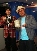 「『シャッターアイランド』宣伝部 謎かけ部長」に就任したWコロン。