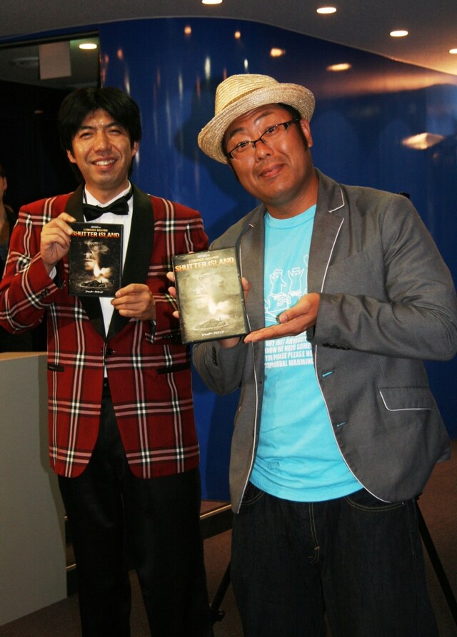 「『シャッターアイランド』宣伝部 謎かけ部長」に就任したWコロン。