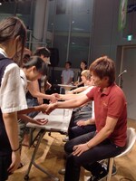 握手会の様子。