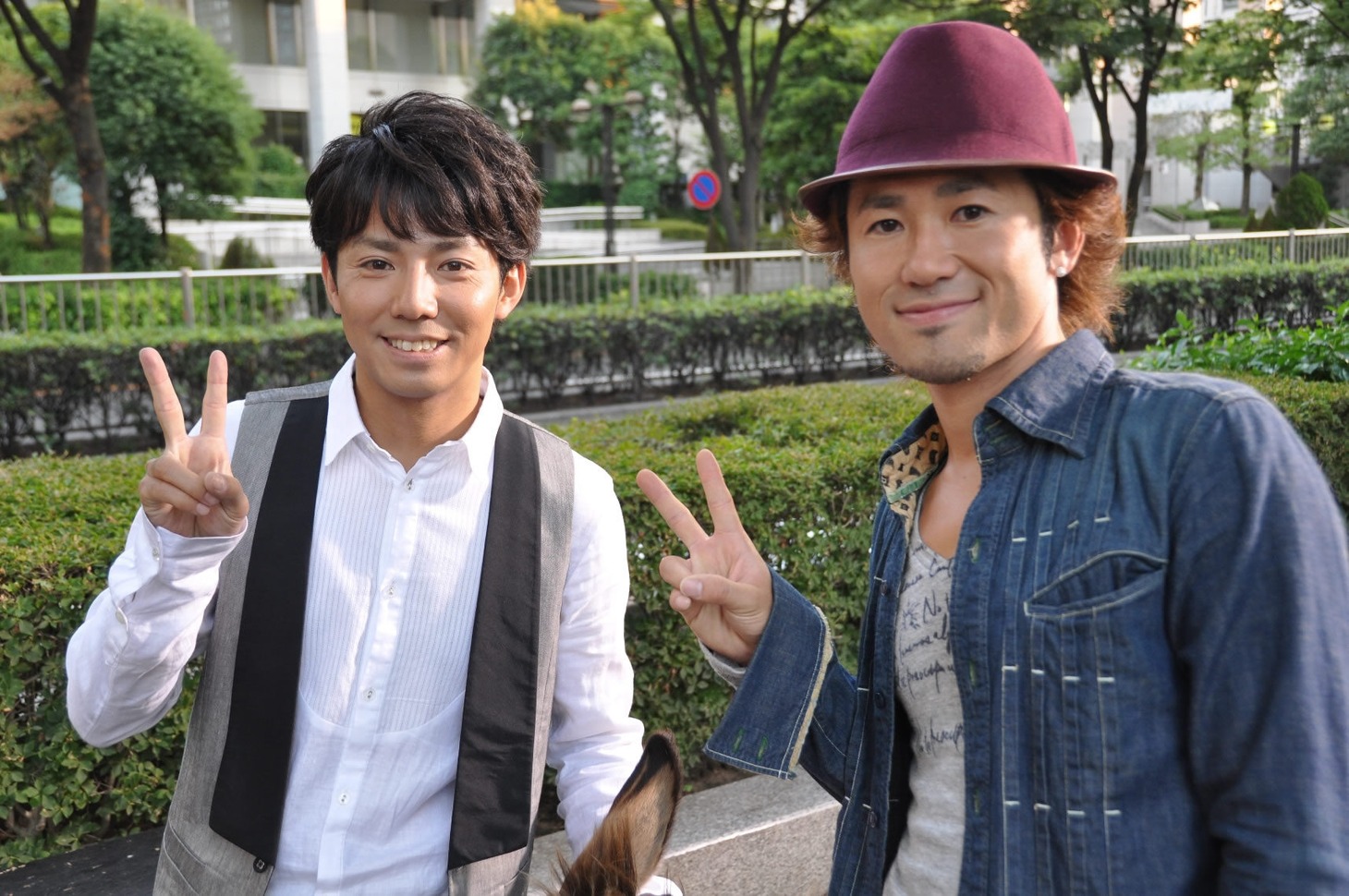 ピース綾部とナオト・インティライミのツーショット。