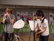 具志堅用高、恵比寿の五差路、机の3つのキーワードで作った歌「具志堅用高」を披露した2丁拳銃。