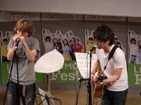 具志堅用高、恵比寿の五差路、机の3つのキーワードで作った歌「具志堅用高」を披露した2丁拳銃。