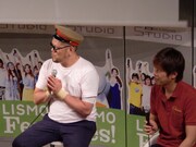 手拍子で2丁拳銃の歌を聴く野性爆弾。