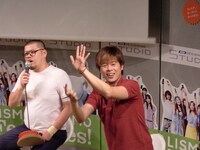 川島の絵はロッシー考案の「あなたもすごい予想ができるのかもしれない」ゲームの勝者にプレゼント。ゲームは、ロッシーの“6・4”に掛けて、4・5・6のいずれかを指で出し、ロッシーが出したものと同じ人が勝ちというオリジナルなルール。