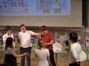 3名の勝者が2枚のイラストを賭けて舞台でロッシーゲームに挑戦した。