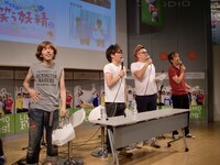 最後誰もいなくなった会場を見つめる4人。