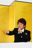 「ジャケット小さくないですか？」「顔デカいからや！」と藤本。