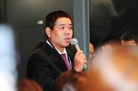 記者席に紛れ込んでいた原西。