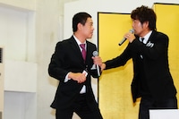 舞台上で漫才のようなやりとりを繰り広げるFUJIWARA。