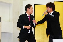 舞台上で漫才のようなやりとりを繰り広げるFUJIWARA。