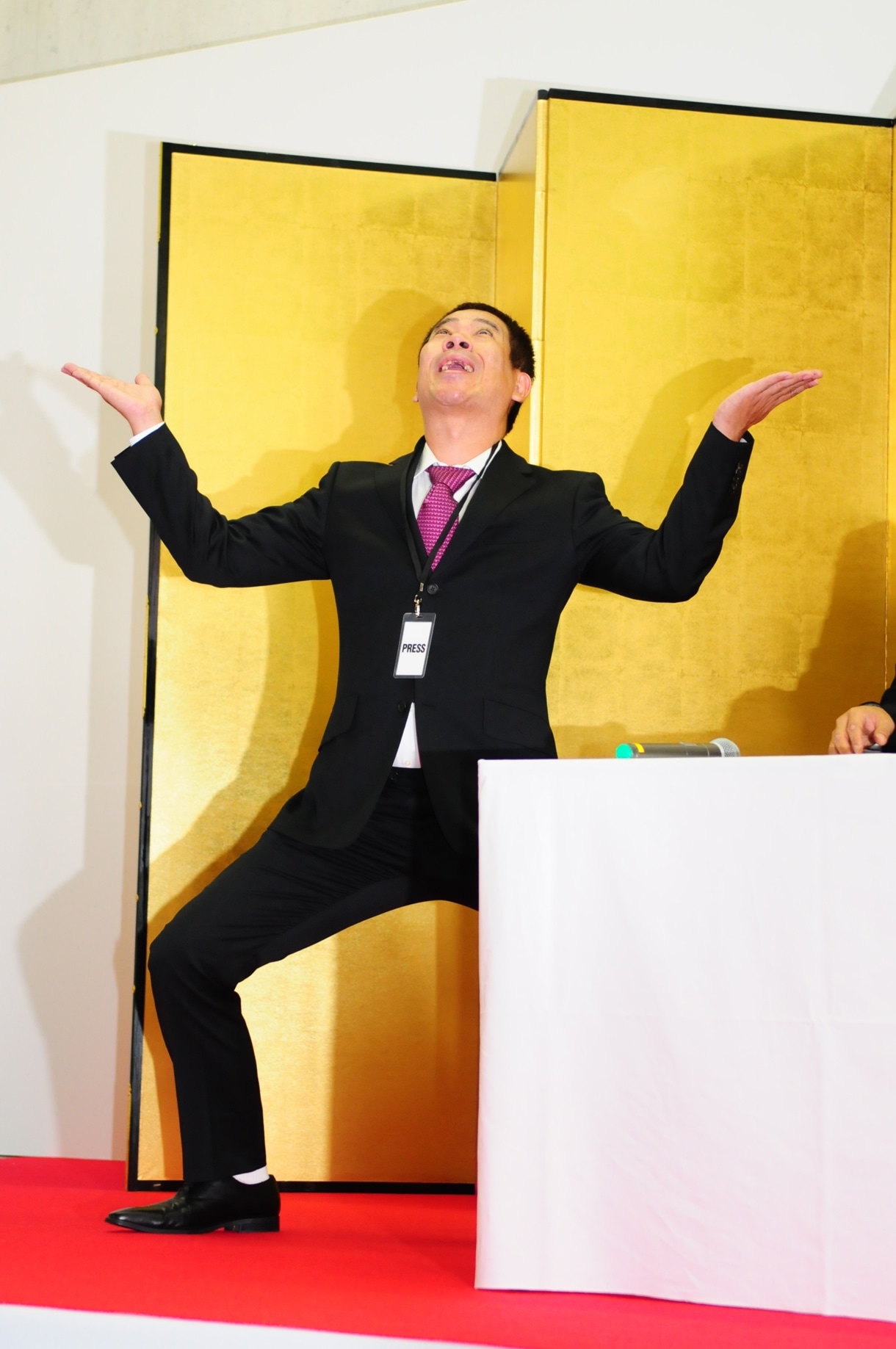 祝福に「三・三・二拍子」を披露した原西。