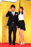 入籍報告会見を行ったFUJIWARA・藤本敏史とタレントの木下優樹菜。