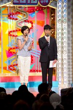 司会の藤井隆、野村真季テレビ朝日アナウンサー。(c)吉本興業