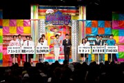 決勝進出6組と司会の藤井隆、野村真季テレビ朝日アナウンサー。(c)吉本興業