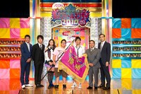 優勝したアストロズと審査員を務めた麒麟、AKB48・秋元才加、オール阪神・巨人。(c)吉本興業
