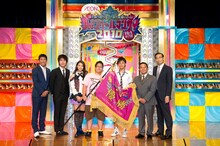 優勝したアストロズと審査員を務めた麒麟、AKB48・秋元才加、オール阪神・巨人。(c)吉本興業