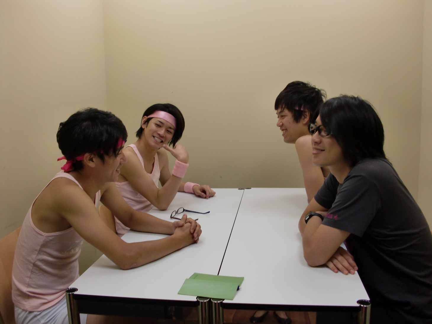 取材後は4人で仲良く談笑。しんちゃんのオナラで大いに盛り上がった。