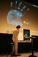 ドラマに登場する謎の「6本指」について手相鑑定を行う島田秀平。