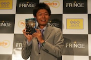 DVD「FRINGE/フリンジ<セカンド・シーズン>」をアピールする島田秀平。