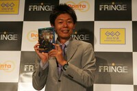DVD「FRINGE/フリンジ<セカンド・シーズン>」をアピールする島田秀平。