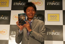DVD「FRINGE/フリンジ<セカンド・シーズン>」をアピールする島田秀平。