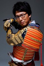 写真は浅越ゴエのアザ-カット。(c)吉本興業