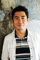 DVD「ドキュメンタリーハイ」の企画・脚本・監督を手がけた高須光聖。一番大変だったのは、ストーリーテラーの板尾創路がスクランブル交差点で語るシーンと語った。セリフを板尾がその場で覚え、青信号の間に撮るというやり方で終日撮影したそう。(c)中川有紀子