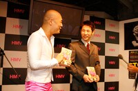 囲み取材の様子。加賀谷くんは「最近、街中で俳優の荒川良々や三瓶に間違われた」とコメント。