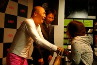 イベントでは、サイン会、握手会、3ショットチェキ撮影会が行われ、ファンとの交流が図られた。