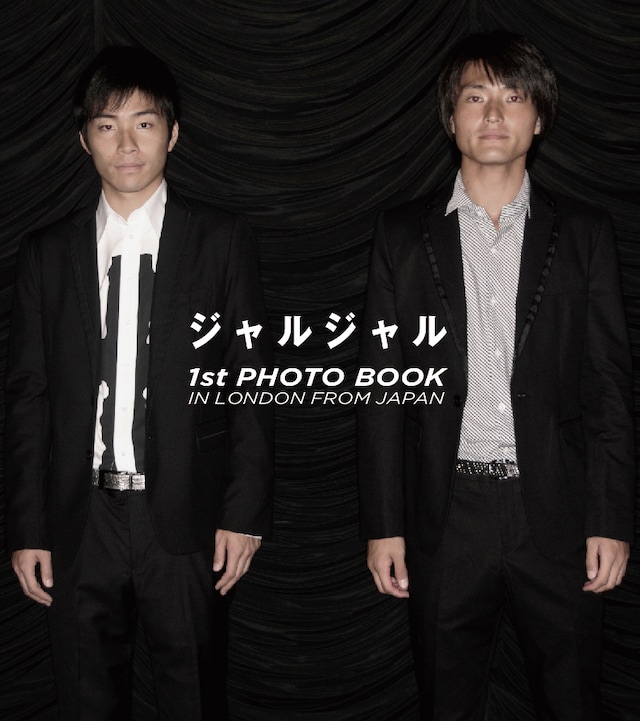 「ジャルジャル 1st PHOTO BOOK ～IN LONDON FROM JAPAN～」表紙。