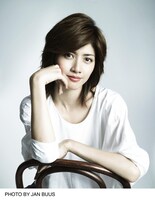 ヒロインの才色兼備エリート女性検事を演じる内田有紀。