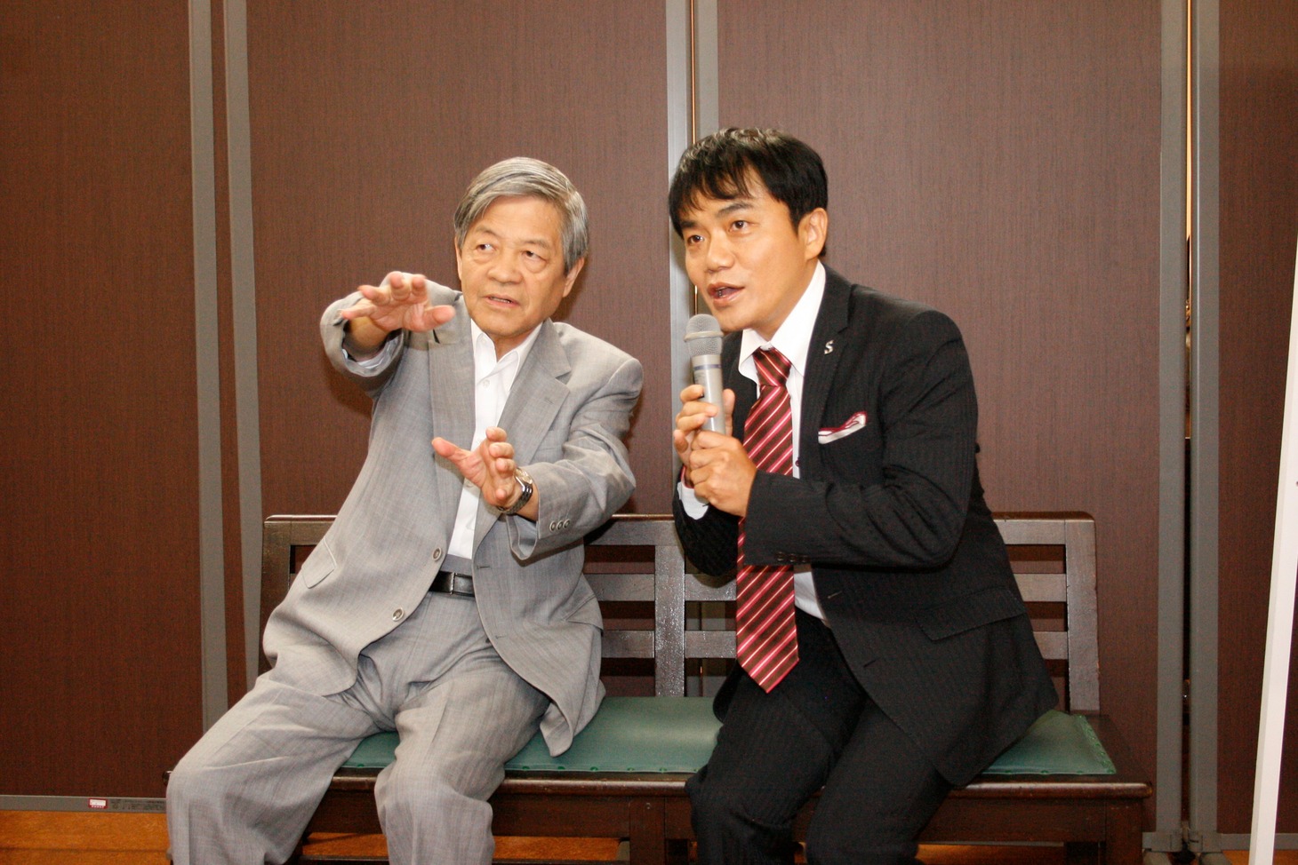会見の様子。