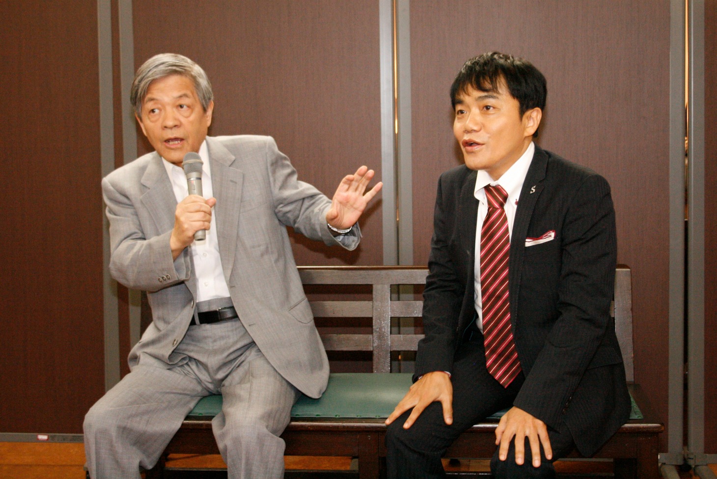 会見の様子。