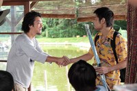 映画「BECK」に登場する品川庄司・品川。水嶋ヒロ演じる竜介が住み込みで働いている釣堀の常連客。（C）ハロルド作石/講談社 （C）2010『BECK』製作委員会