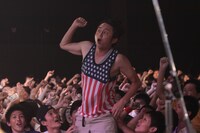 映画「BECK」に登場する有吉弘行。堤幸彦監督もオススメと言うダイブシーンに注目しよう。（C）ハロルド作石/講談社 （C）2010『BECK』製作委員会