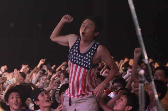 映画「BECK」に登場する有吉弘行。堤幸彦監督もオススメと言うダイブシーンに注目しよう。（C）ハロルド作石/講談社 （C）2010『BECK』製作委員会