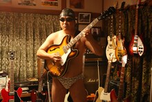 映画「BECK」に登場するカンニング竹山。元競泳選手・斎藤研一役でコユキ（佐藤健）にギターを教える。ギターを弾く時は、なぜか海パン姿で演奏する。（C）ハロルド作石/講談社 （C）2010『BECK』製作委員会