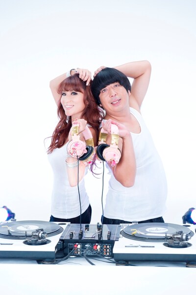 DJ KAORIの最新アルバム「DJ KAORI'S INMIX VI」テレビスポットに出演するバナナマン日村（写真右）。