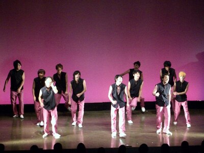 昨日9月13日に行われたライブ「SPECIAL LIVE KABUTO SUMMER LIVE 2010」の様子。(c)吉本興業