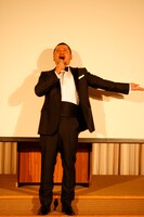 メントールのスッキリ気分を表す「スー、ハー！」の美声を大使館に轟かせたケンコバ。