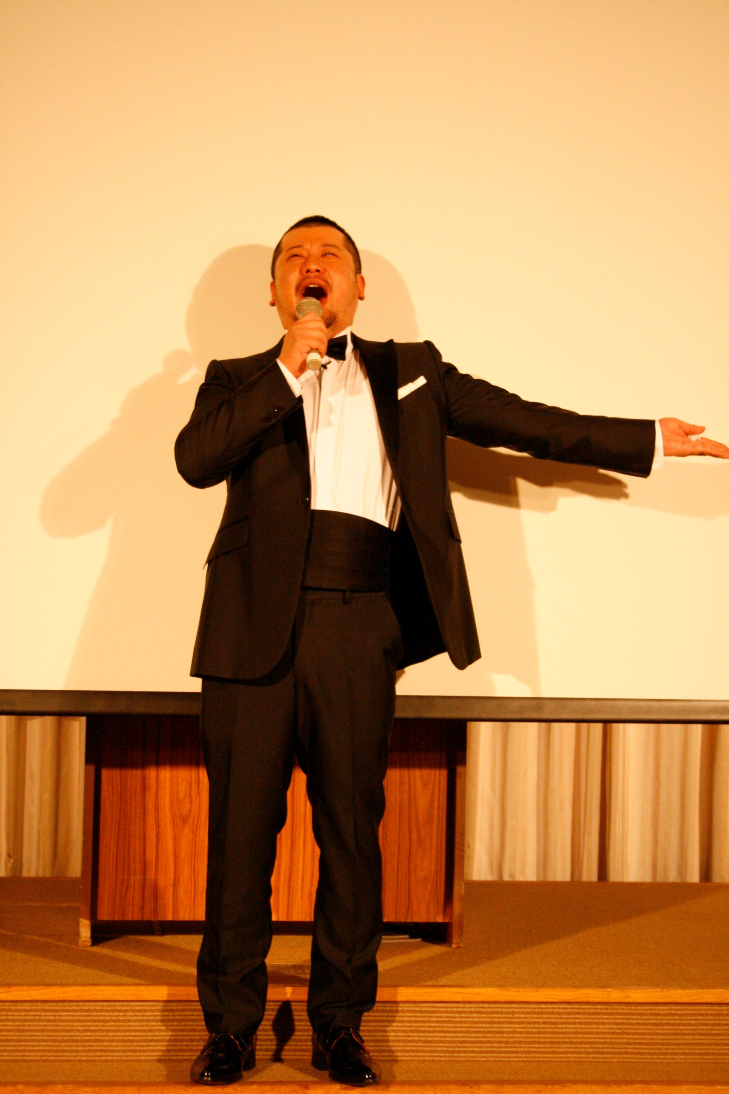 メントールのスッキリ気分を表す「スー、ハー！」の美声を大使館に轟かせたケンコバ。