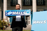 メントールキャンディ「ホールズ」の新製品発表会に出席したケンドーコバヤシ。