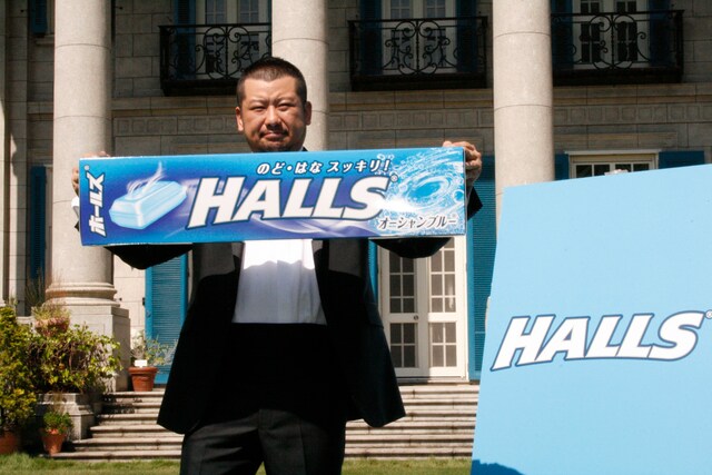 メントールキャンディ「ホールズ」の新製品発表会に出席したケンドーコバヤシ。