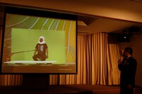 鳩を模した「ケンコバト」としても撮影に挑んだケンコバ。「この後、監督の指示に従うふりして油断させといて、帰り道で襲ってやりましたよ」とワルぶりをアピールした。