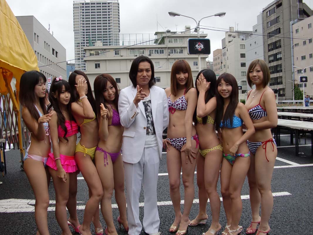 狩野と水着のトッピングガールズ。
