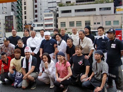 「大つけ麺博」の開会式に登場したつけ麺PR大使の狩野英孝、つけ麺専門店「宮田麺児」のシャンプーハットてつじ、そのほか有名つけ麺店店主がずらり。