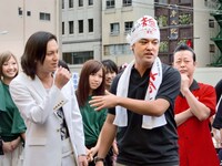 「こんな奴がPR大使なんてダメですよねー」と店主たちに呼びかけるてつじ。しかし返事はなかった。