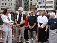 「1000枚を100枚にしてもいい？」と急に弱気になる狩野に、道場六三郎は「800円のチケットを1000円で売ればいいんじゃないの？」と鉄人らしい大胆な発想を提案。てつじが慌てて「ダメですよ！」と止めにかかった。