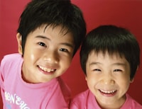 まえだまえだの兄・航基、弟・旺志郎（左から）。